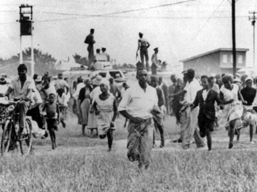  - Foto: atentado de 21 de março de 1960, que resultou em 69 pessoas mortas, em Shaperville (Joanesburgo) na África do Sul.