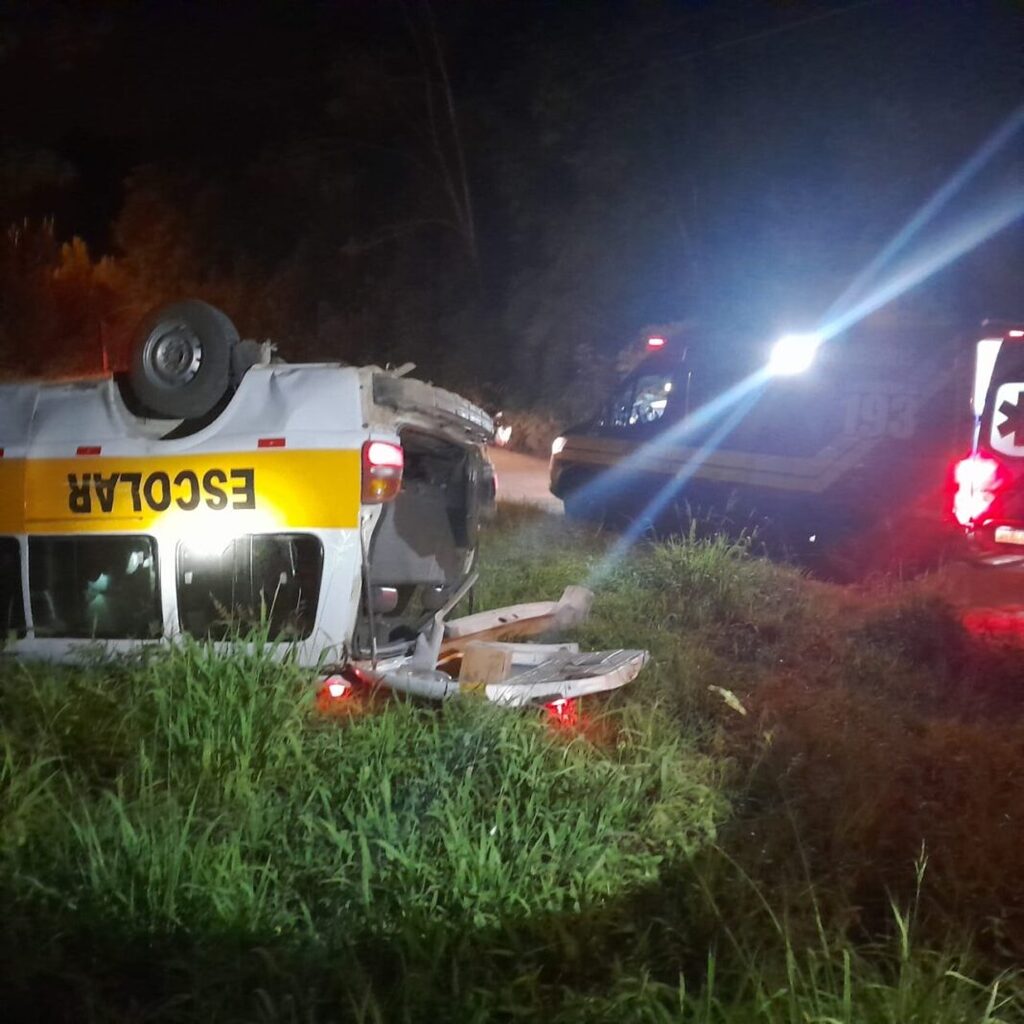 Van escolar capota e deixa dois feridos em São Bento do Sul