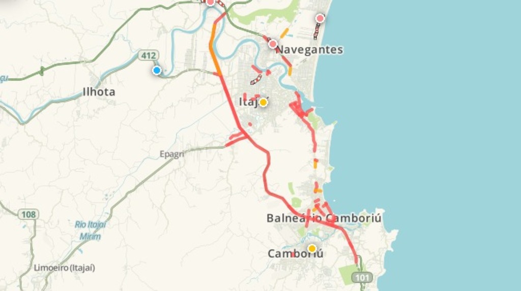 Fila na BR-101 atravessa Navegantes até Balneário Camboriú com congestionamento de 26km