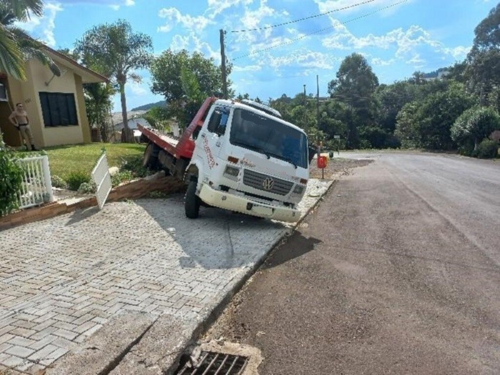 Caminhão colide em muro