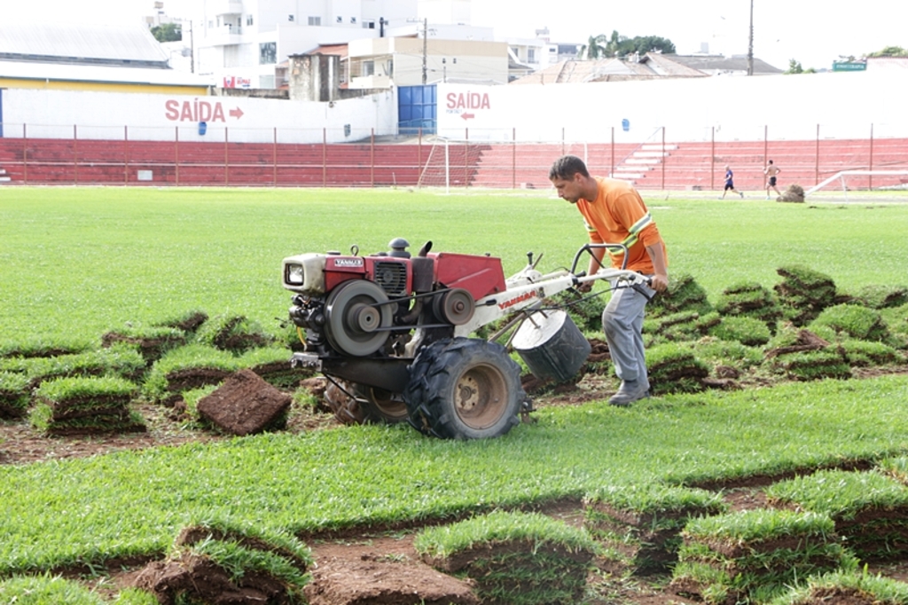 Prefeitura trabalha na troca do gramado do Estádio Municipal Vidal Ramos Júnior