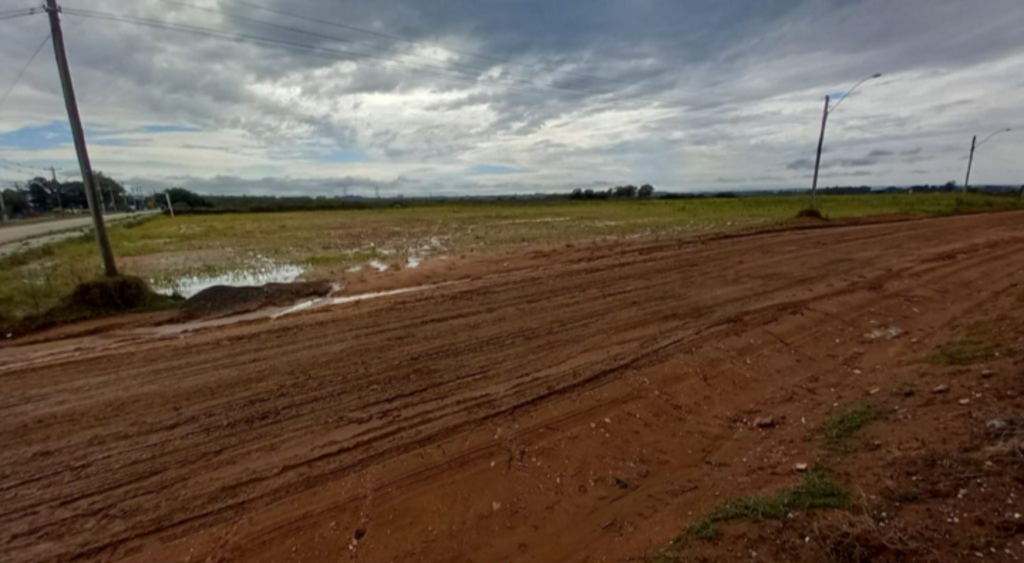 Luciano Madeira - Terreno, que chegou a ser terraplanado, está abandonado