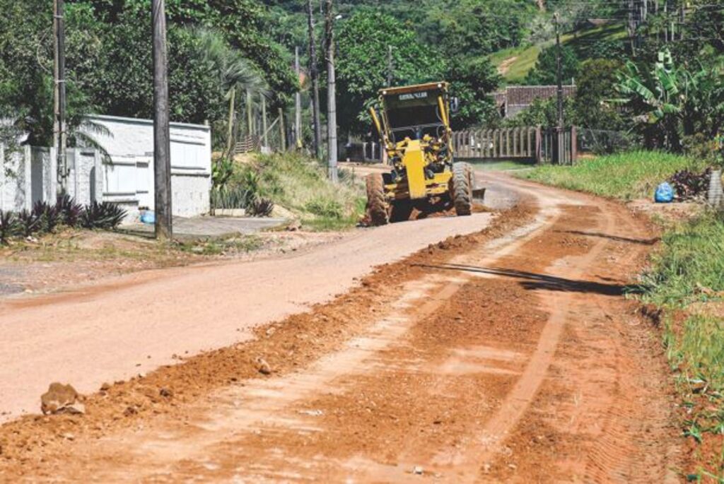 Mutirão recupera estradas em Ascurra