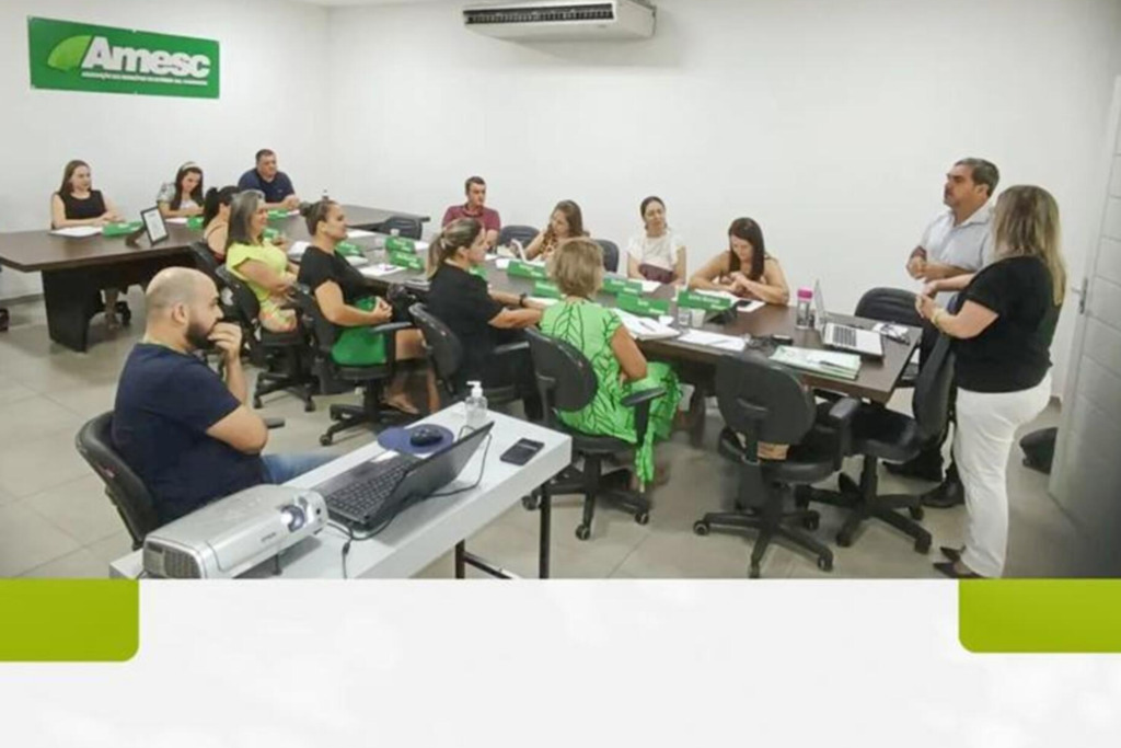 PRESIDENTE DA AMESC ALMIDES DA ROSA PRESTIGIA A REUNIÃO DO COLEGIADO DE EDUCAÇÃO