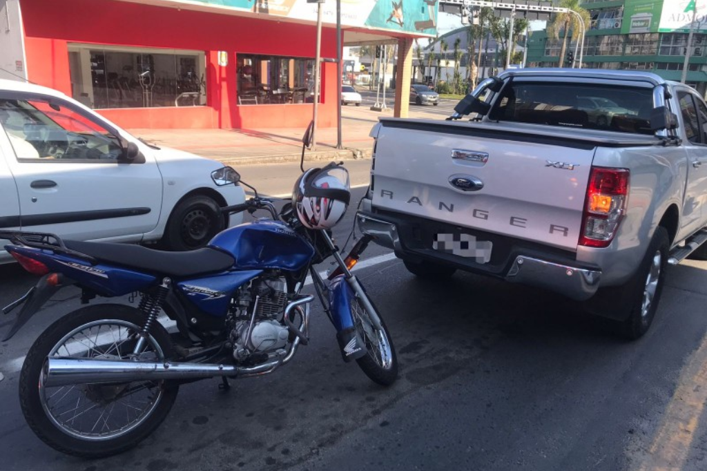 Colisão entre moto e caminhonete deixa dois feridos em Imaruí