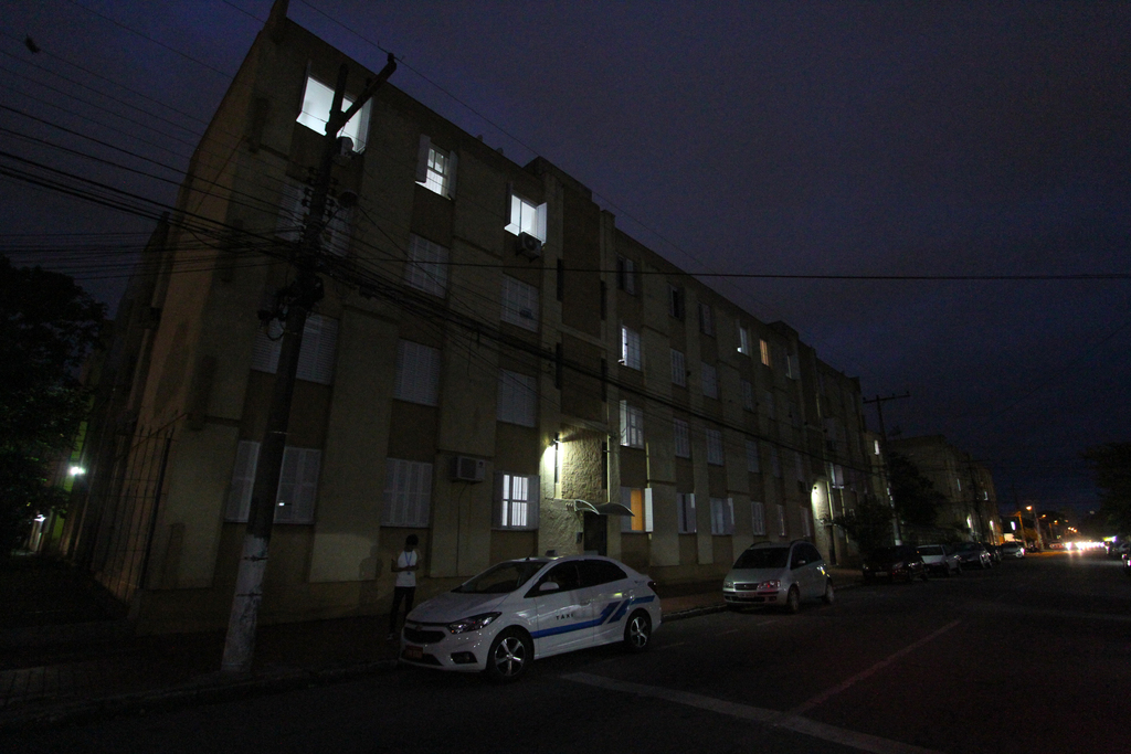 Fotos: Carlos Queiroz - DP - Diversas ruas estão na completa escuridão por problemas nos postes de iluminação
