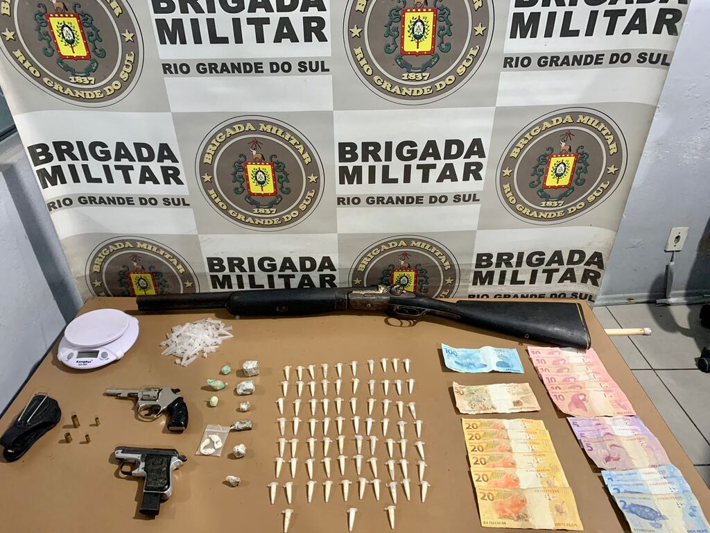 Divulgação BM - Armas, drogas e dinheiro foram localizados com o acusado no bairro Navegantes