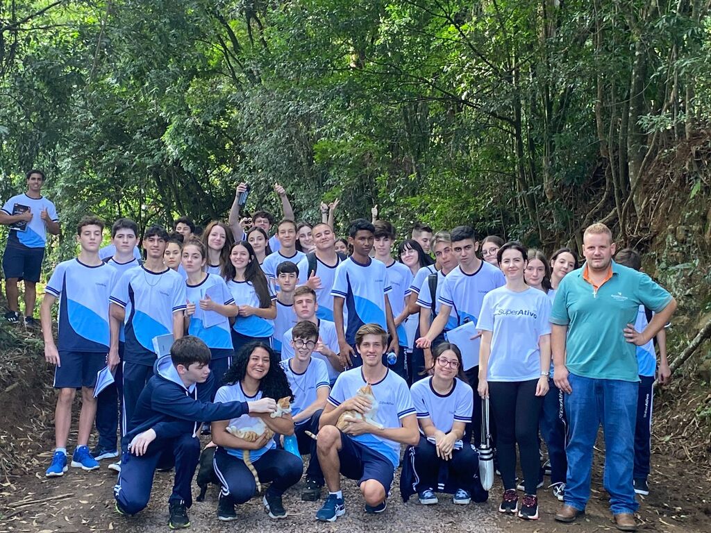 Alunos do Colégio SuperAtivo visitam propriedade rural no interior de Joaçaba