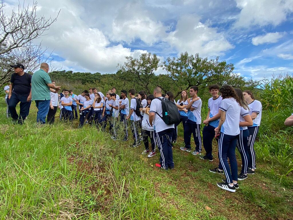 Alunos do Colégio SuperAtivo visitam propriedade rural no interior de Joaçaba