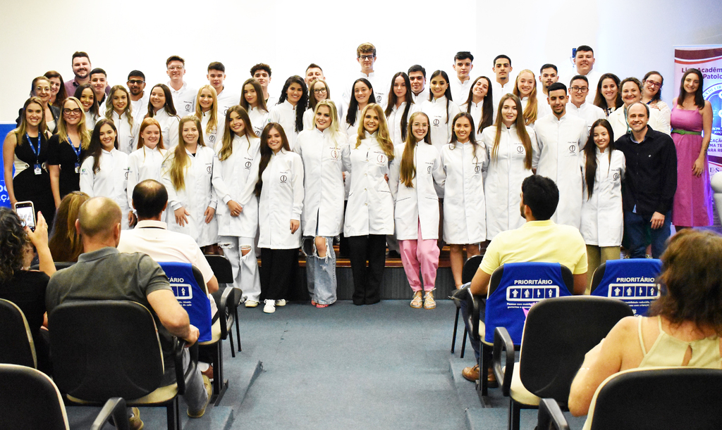 Curso de Odontologia da Unoesc Joaçaba realiza cerimônia de entrega dos jalecos para nova turma