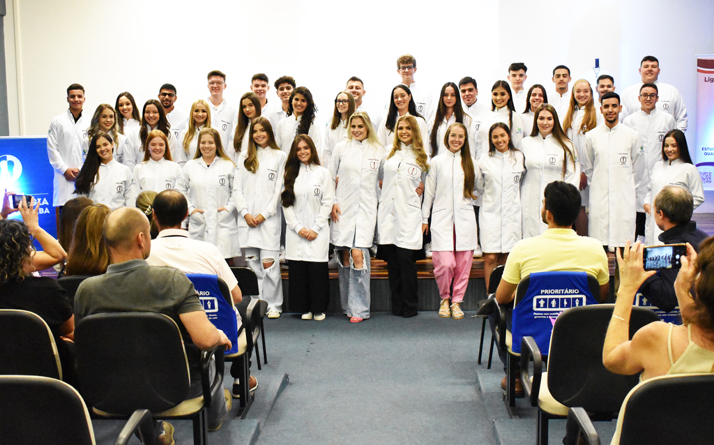 Curso de Odontologia da Unoesc Joaçaba realiza cerimônia de entrega dos jalecos para nova turma