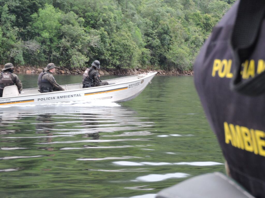 Forças militares realizam operação de fiscalização e orientação sobre a pesca e ouso da água no Rio Pelotas