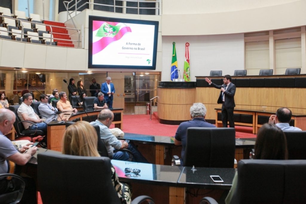 Autoridades municipais de Portugal e Moçambique visitam a Assembleia