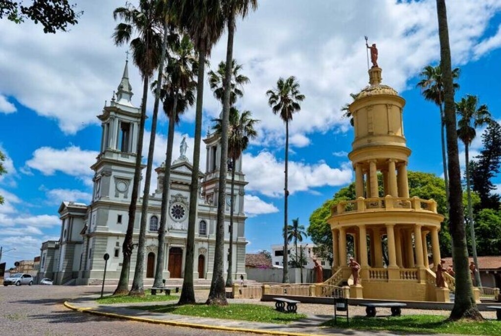 Viagens e Caminhos - O encontro viabilizou o acompanhamento da inserção dos dados do município no Sistema de Informações do Mapa do Turismo Brasileiro.