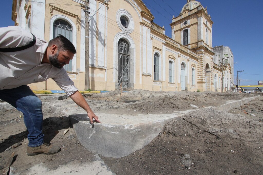 Foto: Jô Folha - DP - Arqueólogos encontraram estrutura durante obras de revitalização do Centro Histórico