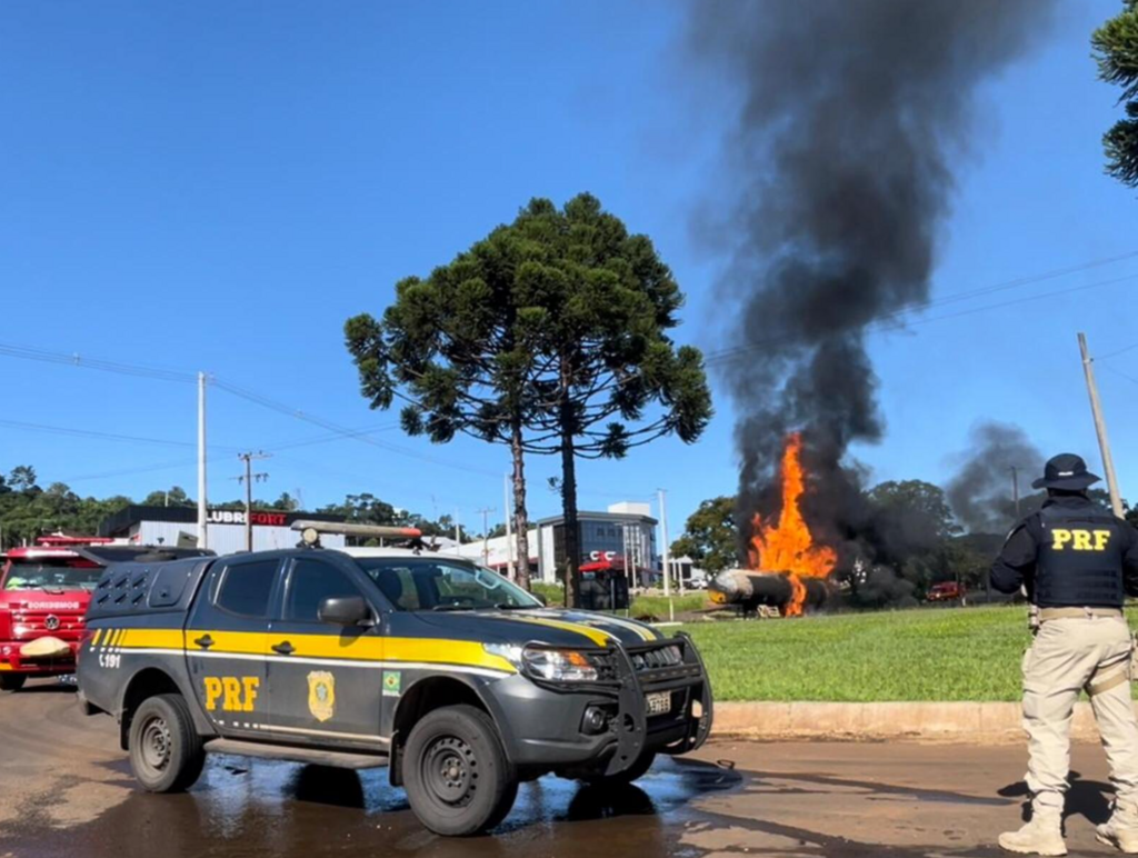 Caminhão-tanque incendeia na BR 282 em Pinhalzinho