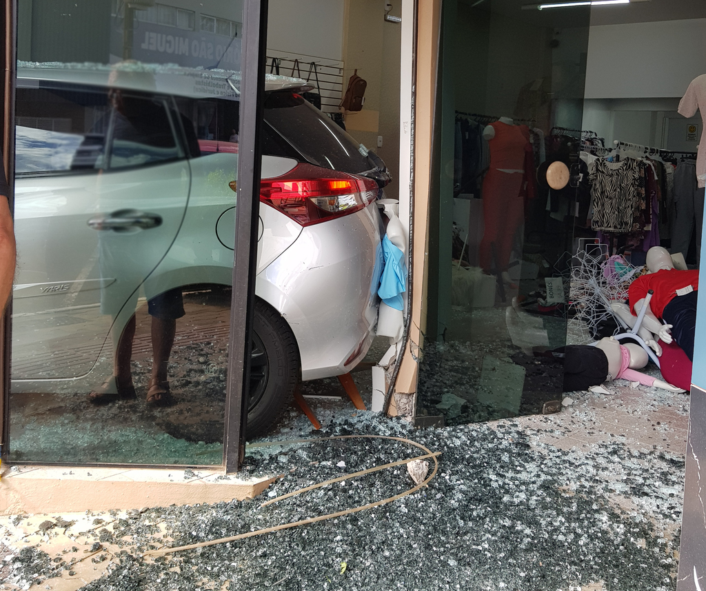 Veículo invade loja de confecções no centro de São Miguel do Oeste