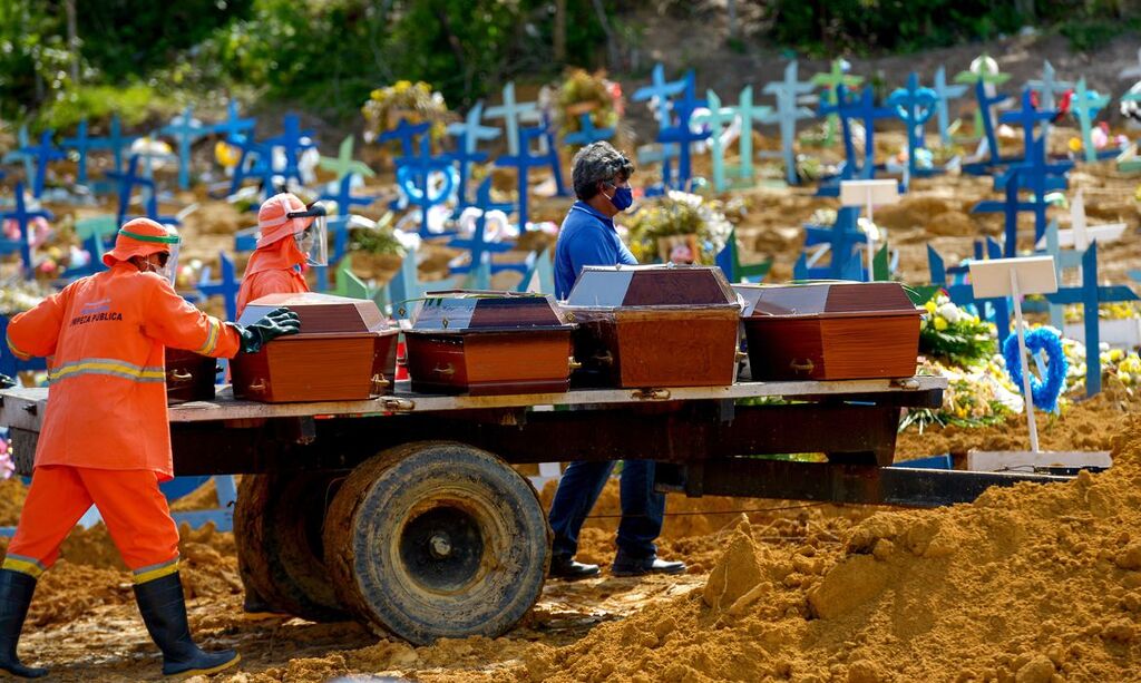 Brasil chega à marca de 700 mil mortes por covid-19