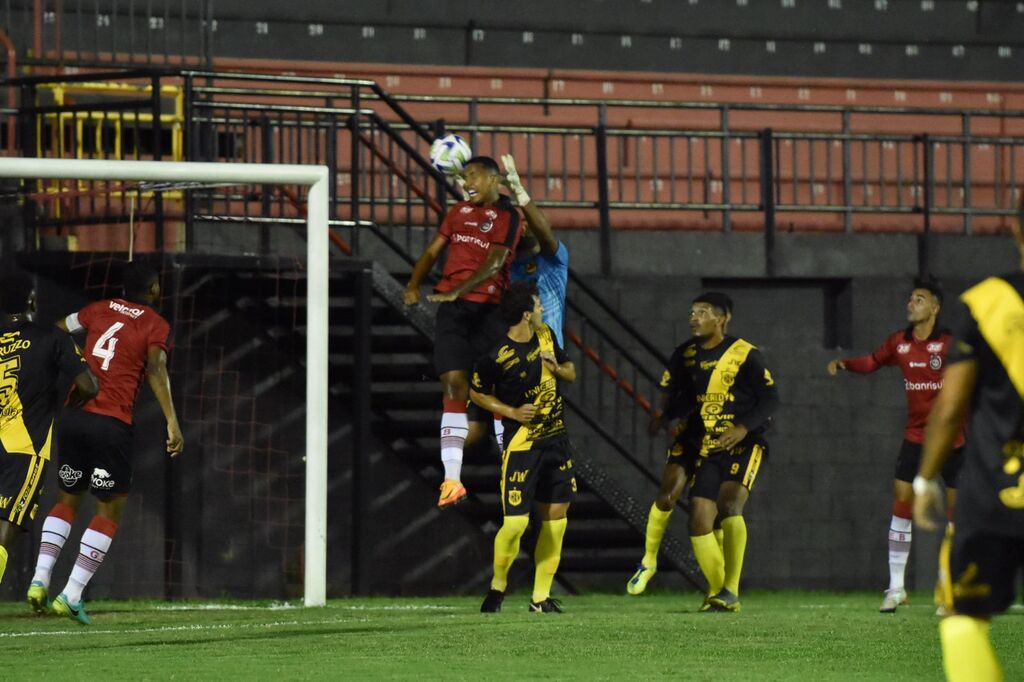 Foto: Tiago Winter - Especial - Da Silva abriu o placar de cabeça aos seis minutos de bola rolando