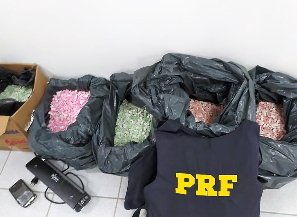 PRF localiza 37 mil comprimidos de ecstasy em carro de luxo na BR-470 em Rio do Sul