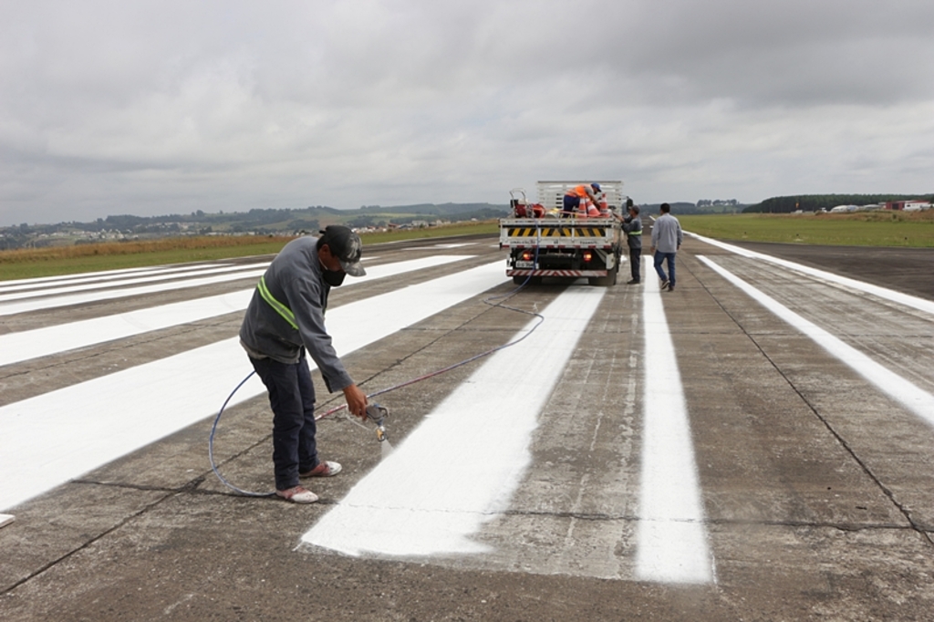 Aeroporto Federal de Lages recebe pintura na pista e pátio de estacionamento