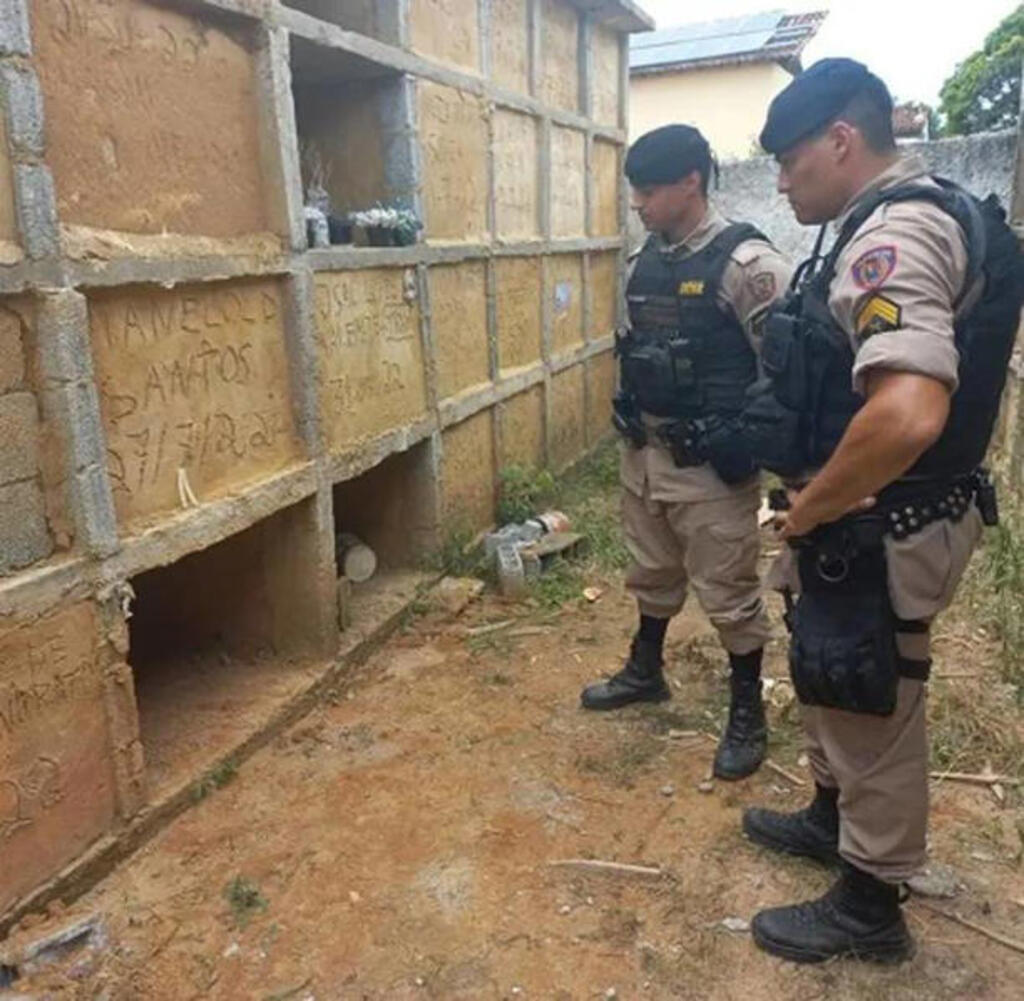 Foto: 21ºBPM - PM-MG/Divulgação - Policiais observam sepultura onde mulher foi encontrada viva.