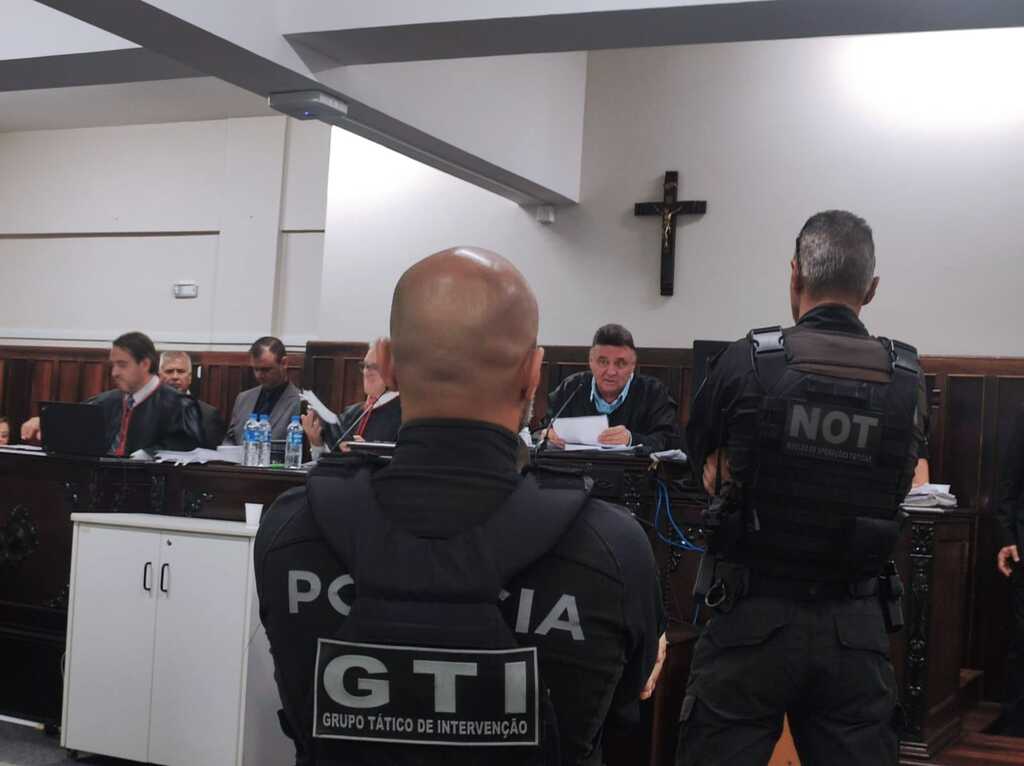 Julgamento entra no terceiro dia com interrogatório dos 22 réus na comarca de Lages