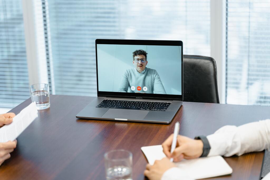 Réu foragido pode participar de audiência por videoconferência