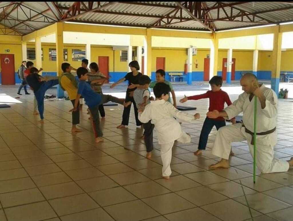 Reprodução - O projeto proporciona aos alunos um esporte em que eles possam aprender a disciplina, respeito e convívio com a família.