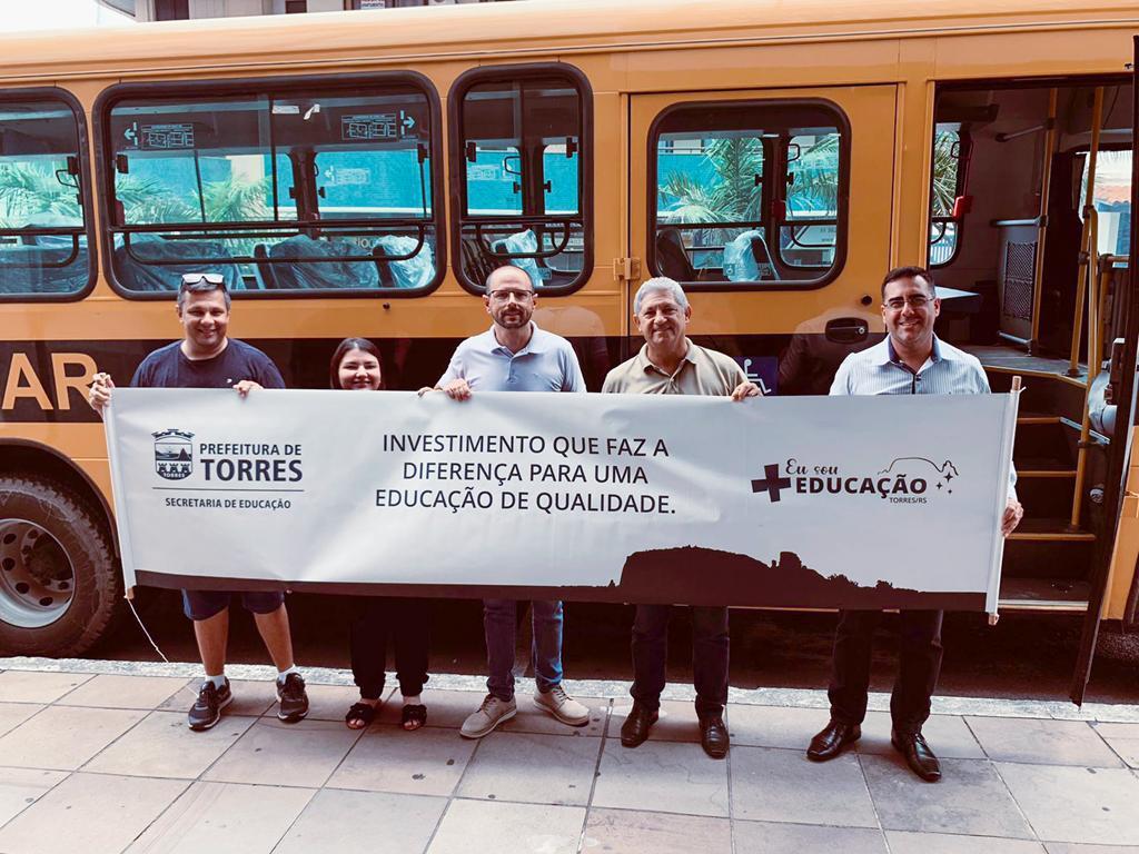 PREFEITURA DE TORRES REALIZA ENTREGA DE MAIS UM ÔNIBUS ESCOLAR
