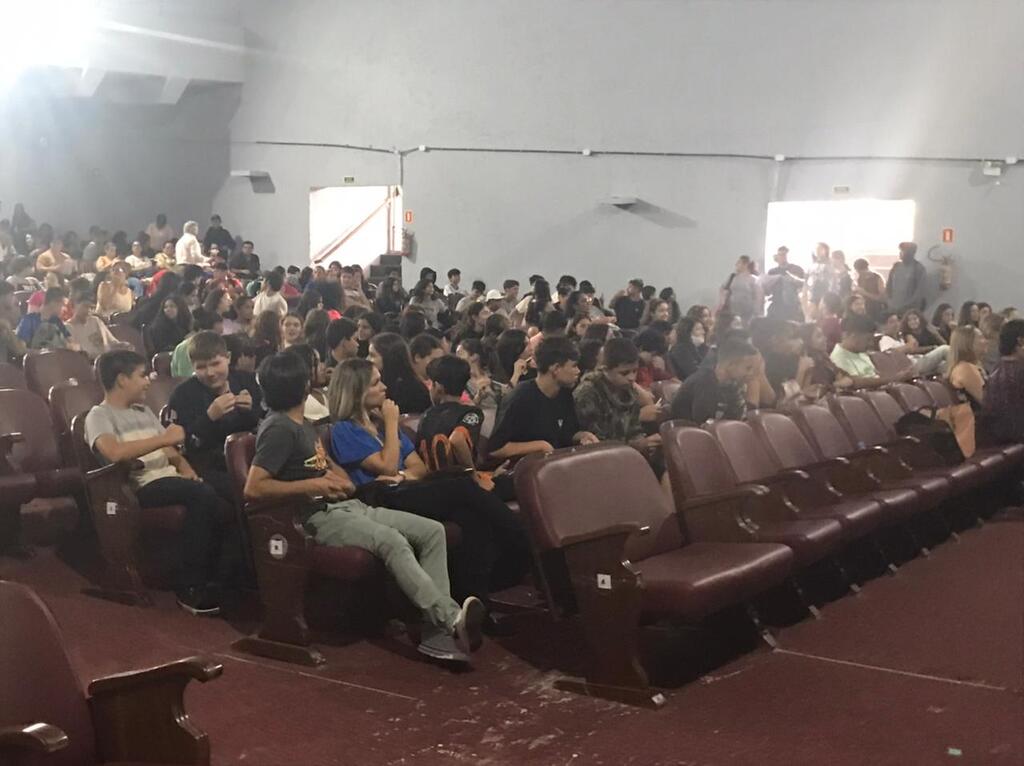 Palestra recebe quase mil estudantes no teatro municipal