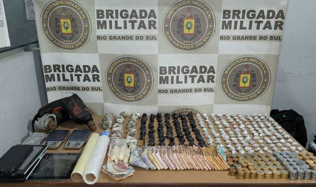 Divulgação BM - Maconha, cocaína, tablets, dinheiro, arma e munição estavam com os criminosos