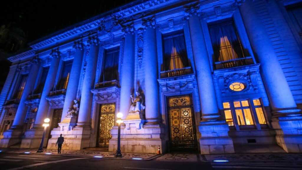 Gustavo Mansur/Secom - O Palácio Piratini está iluminado com a cor azul em alusão ao Dia Mundial de Conscientização do Autismo