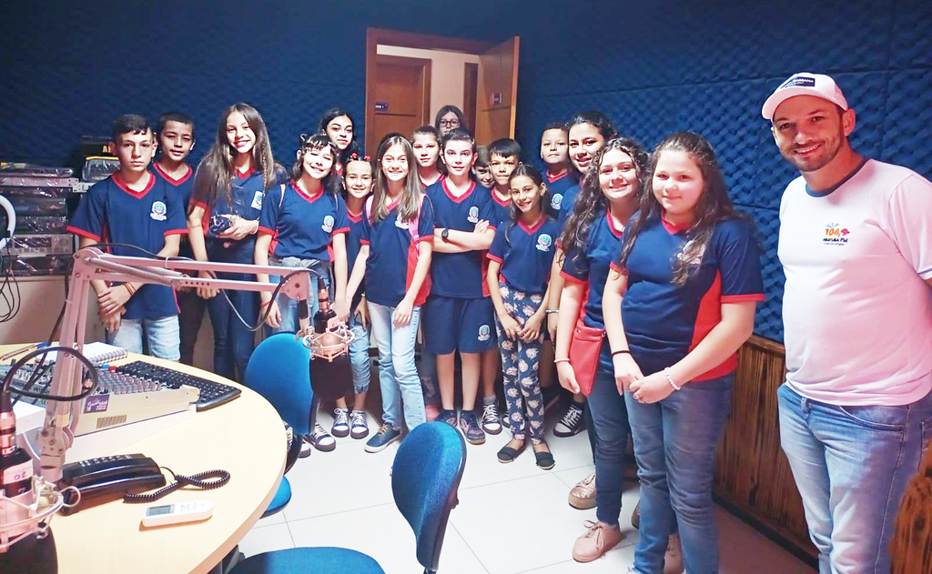 ESTUDANTES VIVEM EXPERIÊNCIA DIVERTIDA EM VISITA À EMISSORA DE RÁDIO EM PIRATUBA 