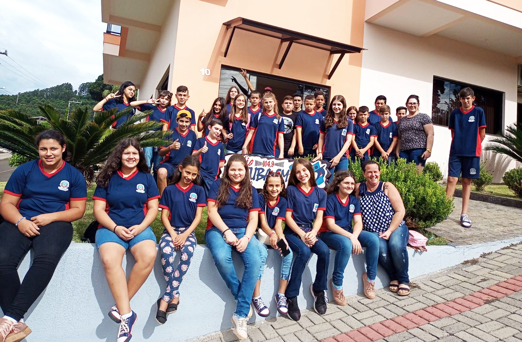 ESTUDANTES VIVEM EXPERIÊNCIA DIVERTIDA EM VISITA À EMISSORA DE RÁDIO EM PIRATUBA