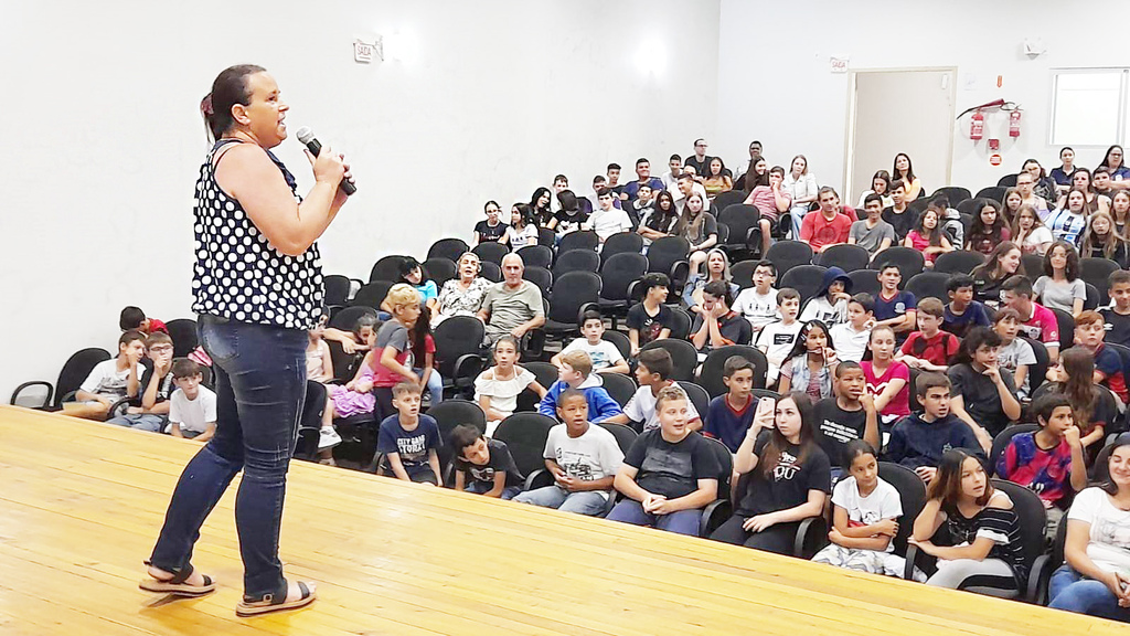 ESTUDANTES DE ESCOLA PÚBLICA DE PIRATUBA, SÃO PREMIADOS EM CONCURSO DE POESIA