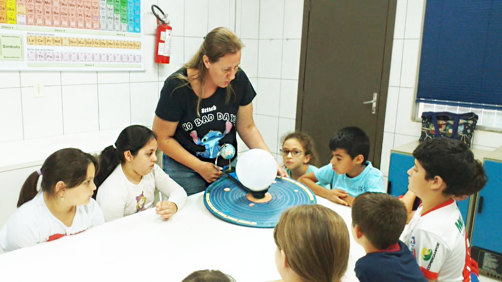 ASTRONOMIA NA PRÁTICA: ESTUDANTES DE ESCOLA PÚBLICA DE PIRATUBA, EXPLORAM O SISTEMA SOLAR EM LABORATÓRIO DE CIÊNCIAS