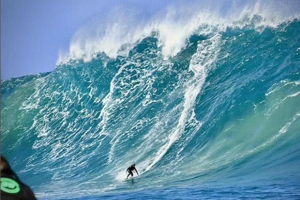 Histórico: surfistas registram ondas gigantes na Nazaré Brasileira, em SC