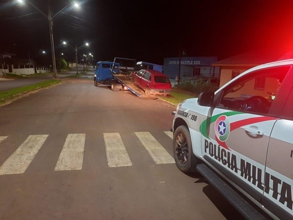 Condutor foge após colidir com o veículo em poste