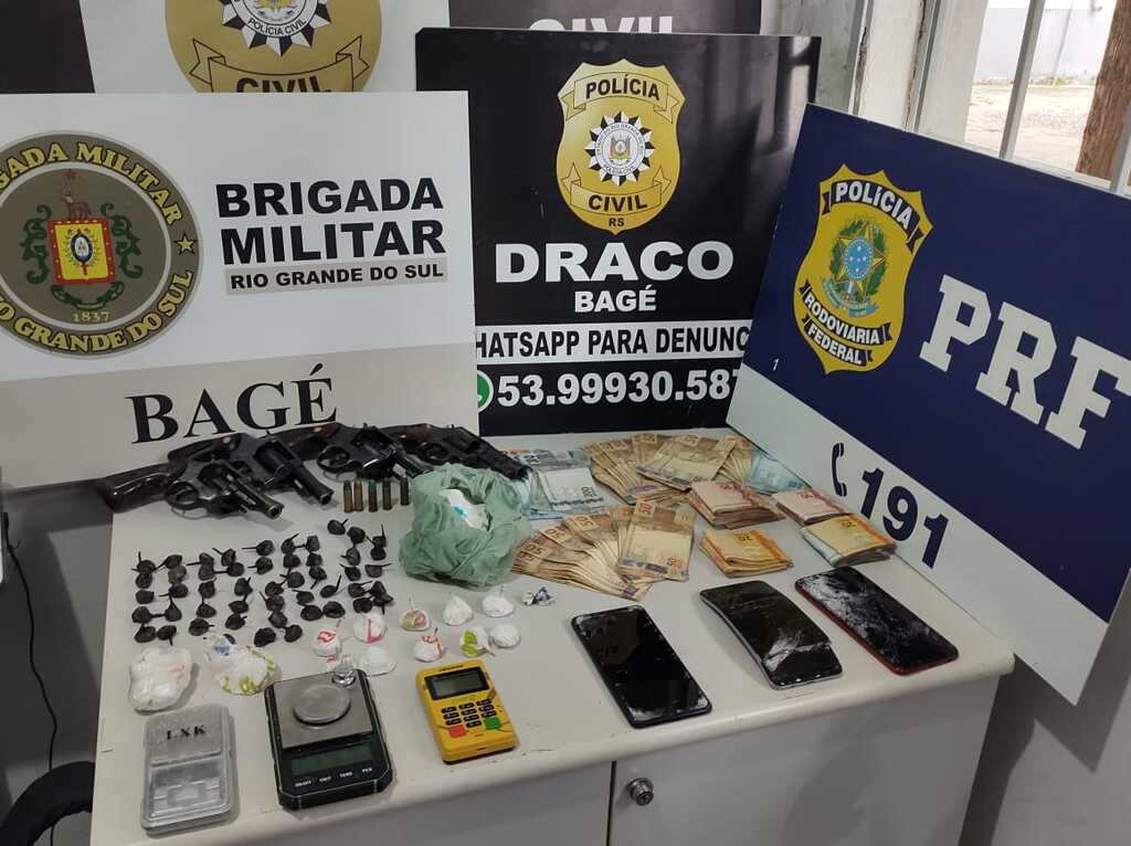 Homem é preso com armas, droga e R$ 1,6 mil