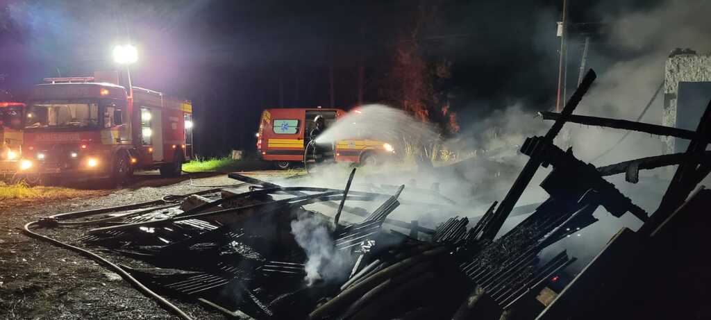 Casa noturna é destruída por incêndio em Otacílio Costa