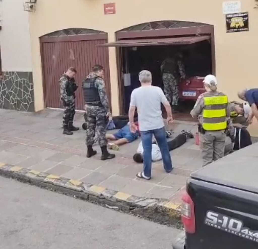 Divulgação Populares - Pronta ação dos policiais evitou o assalto