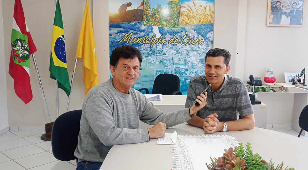  - Foto legenda: Prefeito do município de Ouro, o Dire concedendo entrevista para O TEMPO jornal de fato nas plataformas impressa e online, com o jornalista de formação Aldo Azevedo.