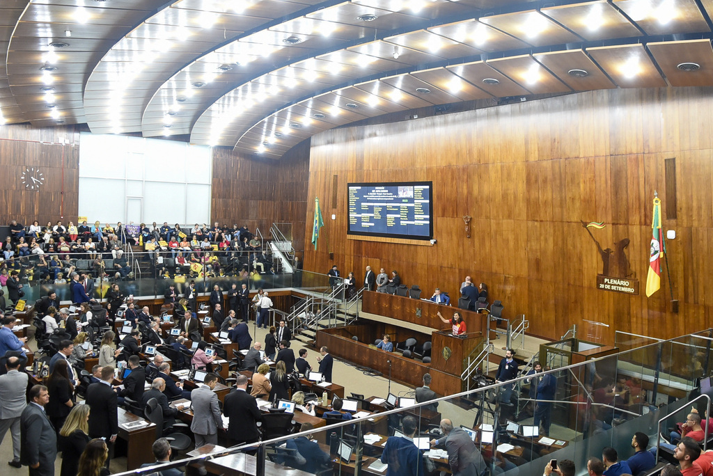 Foto: Christiano Erolani - Agência ALRS - Com aprovação, o salário inicial do magistério, de 40h semanais passa a ser R$ 4.641
