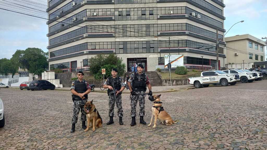 Viaturas, policiais e cachorros reforçam segurança