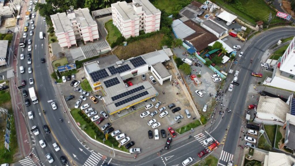  - Autor do ataque em Blumenau pulou o muro da creche – Foto: Erison Krueger/Cedido/ND