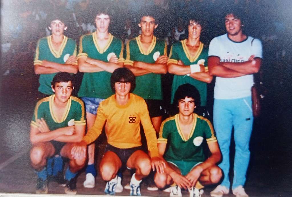  - Legenda da foto em pé da esquerda para a direita: Não identificado, Amarildo Fachin, Osni, Antonio Moacir Becher (Neguinho) e o professor Ruites. 
Agachados: Nego Maziero, Aiton Dal Magro e Olavo Garcia