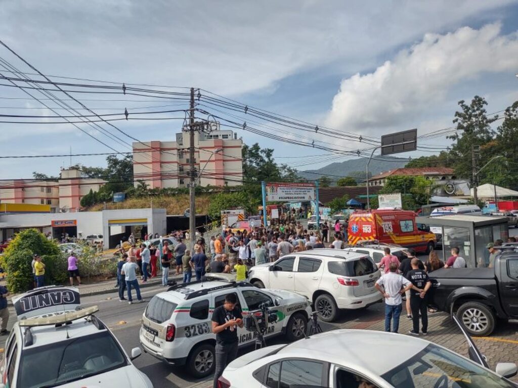 Criminoso invade creche e mata quatro crianças à machadada