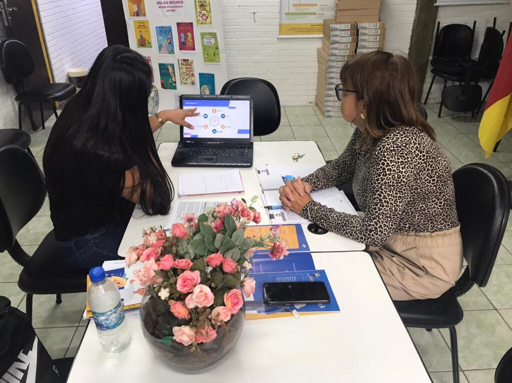 Divulgação 10ª CRE - A reunião foi para a apresentar a proposta de Educação Empreendedora nas escolas da rede estadual de ensino.