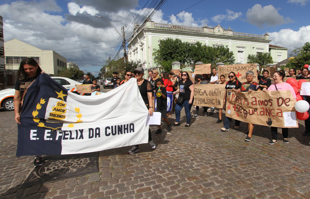 Comunidade escolar do Félix da Cunha faz caminhada por segurança